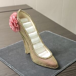 Elegant Pink and Gold Women's Ring Display